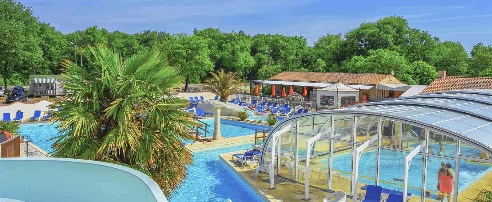 Quel hébergement réserver au Domaine Les Charmilles ?