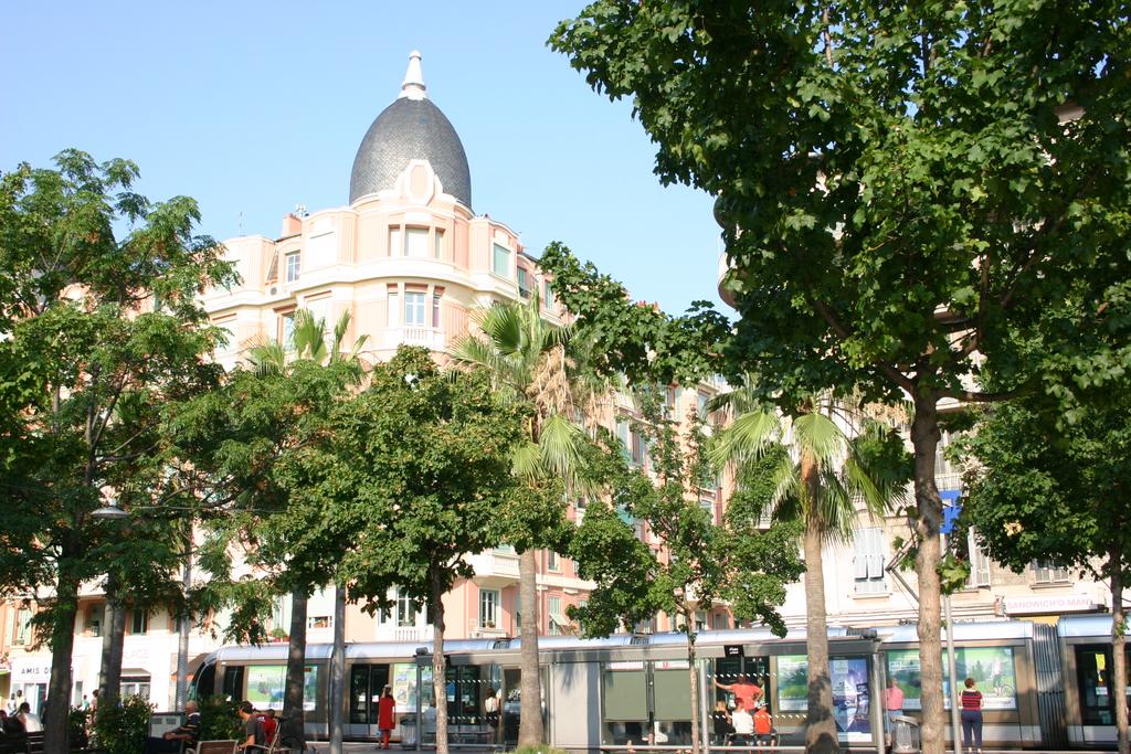 Découvrez la ville de de Nice pendant votre séjour à Holiday Green
