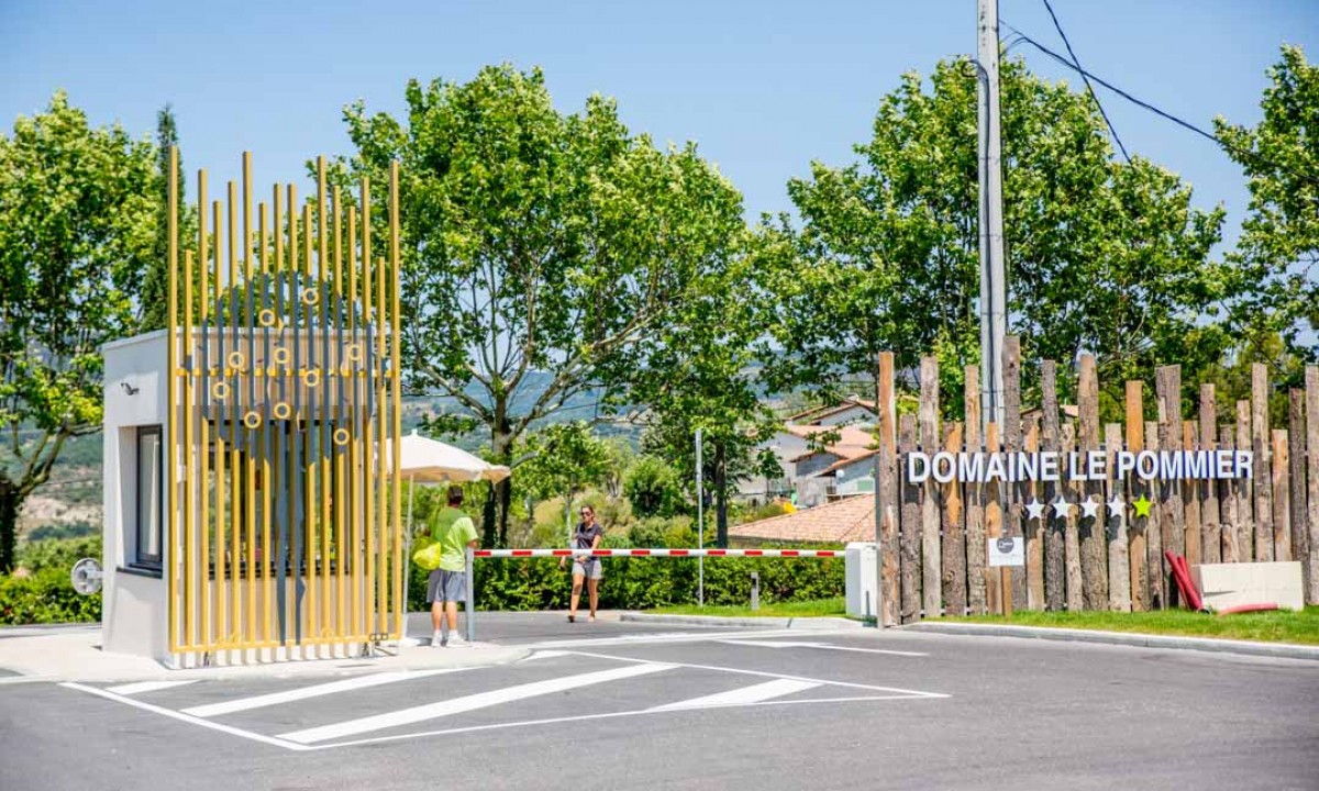 Quelles sont les offres spéciales de réservation au Domaine le Pommier ?